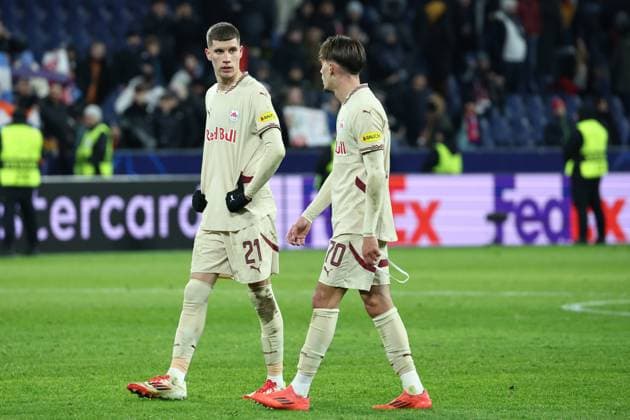 SOCCER - UEFA CL, RBS vs Atletico SALZBURG,AUSTRIA,29.JAN.25 - SOCCER - UEFA Champions League, Red Bull Salzburg vs Atletico Madrid. Image shows Petar Ratkov and Amar Dedic (RBS).  GEPAxpictures xDavidxGeieregger
