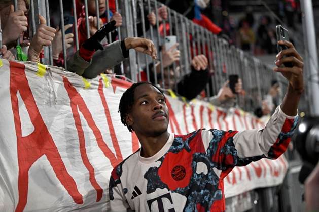 29 01 2025, Football UEFA Championsleague 2024 2025 8 Matchday, FC Bayern Munich Slovan Bratislava, in the Allianz Arena Munich Mathys Tel Bayern Munich says goodbye to the fans and takes selfies DFL and DFB regulations prohibit any use of photographs as image sequences and or quasi video