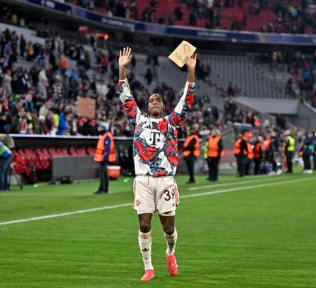 29 01 2025, Football UEFA Championsleague 2024 2025 Matchday 8, FC Bayern Munich Slovan Bratislava, at Allianz Arena Munich Mathys Tel Bayern Munich says goodbye to the fans DFL and DFB regulations prohibit any use of photographs as image sequences and or quasi video