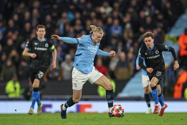 UEFA Champions League Matchday 8 of 8 Manchester City v Club Brugge Erling Haaland of Manchester City breaks with the ball during the UEFA Champions League Matchday 8 of 8 Manchester City vs Club Brugge at Etihad Stadium, Manchester, United Kingdom, 29th January 2025 (Photo by Mark Cosgrove News Images) Manchester Etihad Stadium Manchester United, ManU Kingdom Copyright: xMarkxCosgrove NewsxImagesx