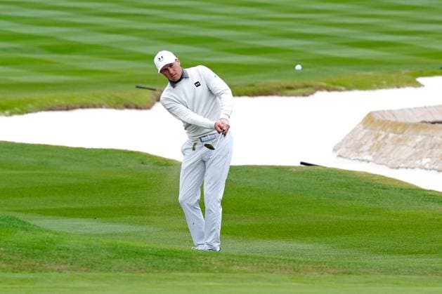 PEBBLE BEACH, CA - JANUARY 29: PGA, Golf Herren golfer Jordan Spieth hits a chip shot on the 18th hole during practice for the AT&T Pebble Beach Pro AM on January 29, 2025, at Pebble Beach Golf Links in Pebble Beach, California. (Photo by Brian Spurlock Icon Sportswire) GOLF: JAN 29 PGA AT&T Pebble Beach Pro-Am EDITORIAL USE ONLY Icon25012912