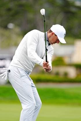 PEBBLE BEACH, CA - JANUARY 29: PGA, Golf Herren golfer Jordan Spieth hits a chip shot on the 18th hole during practice for the AT&T Pebble Beach Pro AM on January 29, 2025, at Pebble Beach Golf Links in Pebble Beach, California. (Photo by Brian Spurlock Icon Sportswire) GOLF: JAN 29 PGA AT&T Pebble Beach Pro-Am EDITORIAL USE ONLY Icon25012923