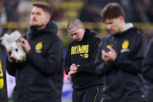 29 01 2025, UEFA Champions League, Matchday 8, Borussia Dortmund Shakhtar Donetsk, Coach Mike Tullberg Borussia Dortmund looks at the clock, Dortmund Signal Iduna Park NRW Germany xRHR PHOTO DEx Copyright: DennisxEwert RHR-FOTOx RHR-FOTO DE