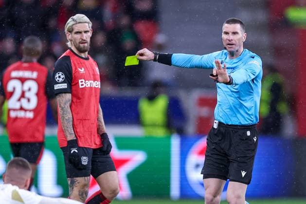 29 01 2025, Football, Bayer 04 Leverkusen AC Sparta Prague, UEFA Champions League, Matchday 8, BayArena, Season 2024 2025 Referee Georgi Kabakov shows Robert Andrich Bayer04 Leverkusen 8 the yellow card North Rhine-Westphalia Germany