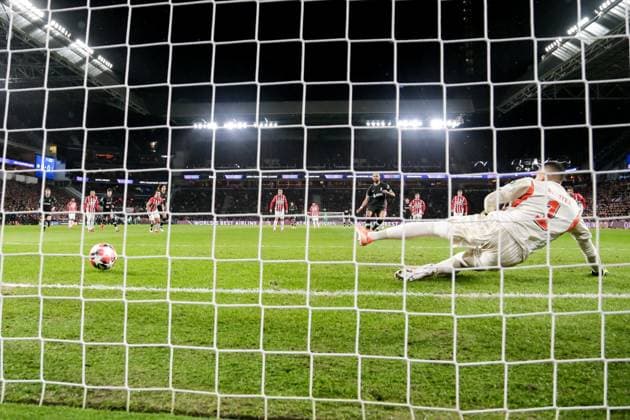 2025-01-29 PSV Eindhoven v Liverpool FC - UEFA Champions League 2024 25 League Phase MD8 EINDHOVEN, NETHERLANDS - JANUARY 29: Cody Gakpo of Liverpool FC scoring his teams first goal, Walter Benitez of PSV unable to deflect during the UEFA Champions League 2024 25 League Phase MD8 match between PSV Eindhoven and Liverpool FC at PSV Stadion on January 29, 2025 in Eindhoven, Netherlands. Eindhoven PSV Stadion Netherlands Content not available for redistribution in The Netherlands directly or indirectly through any third parties. Copyright: xBroerxvanxdenxBoomx