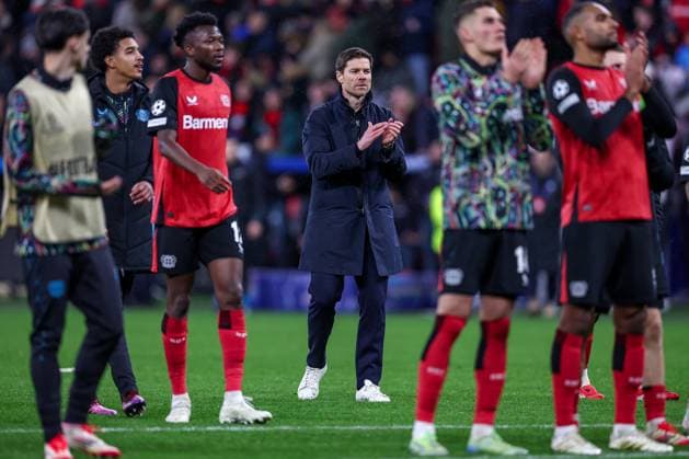 29 01 2025, Football, Bayer 04 Leverkusen AC Sparta Prague, UEFA Champions League, Matchday 8, BayArena, Season 2024 2025 Head coach Xabi Alonso Bayer 04 Leverkusen coach celebrates the 2 0 victory together with the team North Rhine-Westphalia Germany