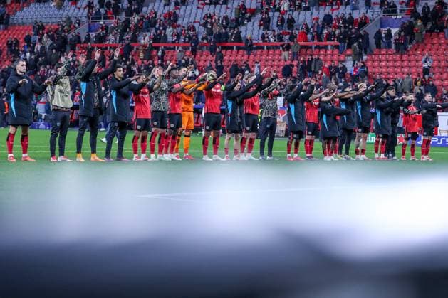 29 01 2025, Football, Bayer 04 Leverkusen AC Sparta Prague, UEFA Champions League, Matchday 8, BayArena, Season 2024 2025 Final cheers after the 2-0 victory for Leverkusen The team stands together in front of the fans in North Rhine-Westphalia Germany