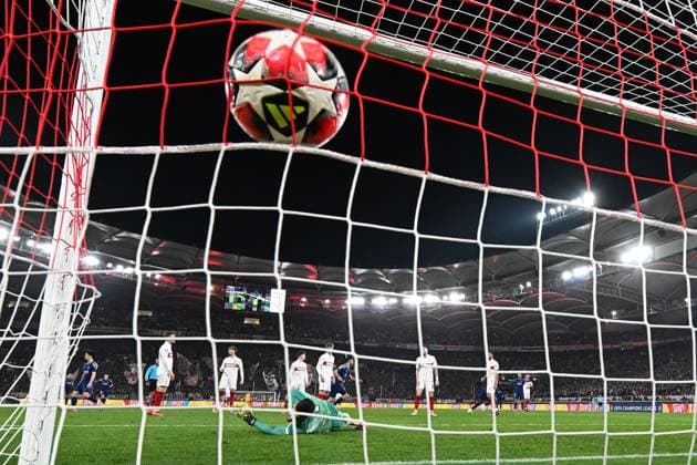 29 01 2025, xjhx, Fussball UEFA Champions League, VfB Stuttgart Paris St Germain v l Ousame Dembele PSG Paris St Germain Torschuetze, erzielt das Tor, Treffer, scores the goal 0 4 Fabian Bredlow VfB Stuttgart DFL DFB REGULATIONS PROHIBIT ANY USE OF PHOTOGRAPHS as IMAGE SEQUENCES and or QUASI VIDEO Stuttgart