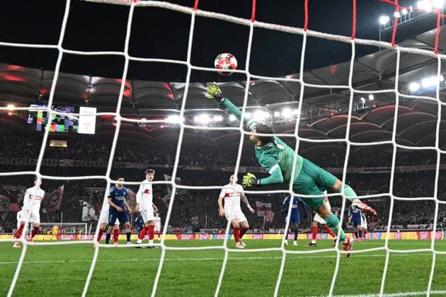 29 01 2025, xjhx, Fussball UEFA Champions League, VfB Stuttgart Paris St Germain v l Ousame Dembele PSG Paris St Germain Torschuetze, erzielt das Tor, Treffer, scores the goal 0 4 Fabian Bredlow VfB Stuttgart DFL DFB REGULATIONS PROHIBIT ANY USE OF PHOTOGRAPHS as IMAGE SEQUENCES and or QUASI VIDEO Stuttgart