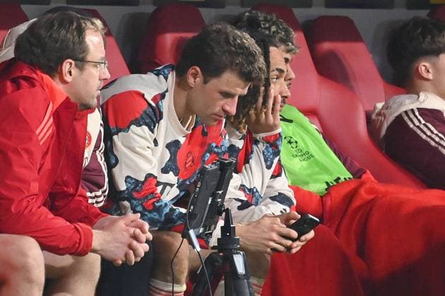 Thomas MUELLER MÜLLER,Bayern Muenchen looks at his smartphone after a substitution and checks the scores Football Champions League league phase, FC Bayern Muenchen SK Slovan Bratislava 3 1 on 29 01 2025 , A L L I A N Z A R E N A