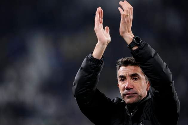 Benfica s Roger Schmidt greets the fans at the end of the match at the Uefa Champions League soccer match between Juventus Fc and Benfica at the Juventus stadium in Turin, round 8 8 - north west Italy - January 29, 2025. - Soccer .  Copyright: xFabioxFerrari LaPressex