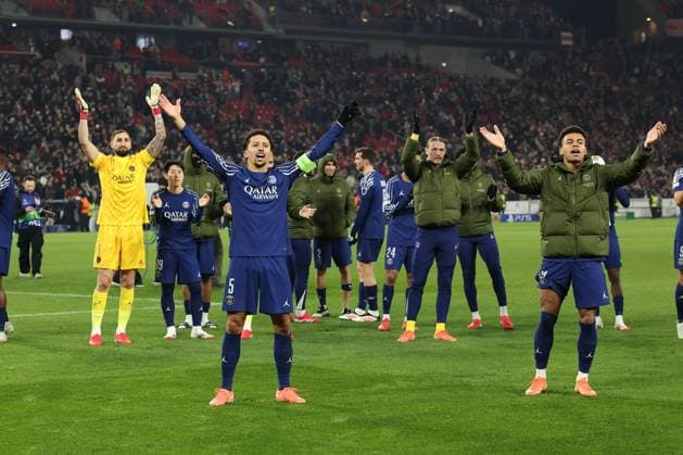 Stuttgart 29 January 2025 Uefa Champions League phase 2024 25 Matchday 8, VFB Stuttgart Paris Saint Germain v l , Goalkeeper Gianluigi Donnarumma Paris Saint Germain , Marquinhos Paris Saint Germain thanks the fans, thanks team after the match, after the match thanks the fans, applauds the fans Copyright: JoaquimxFerreira