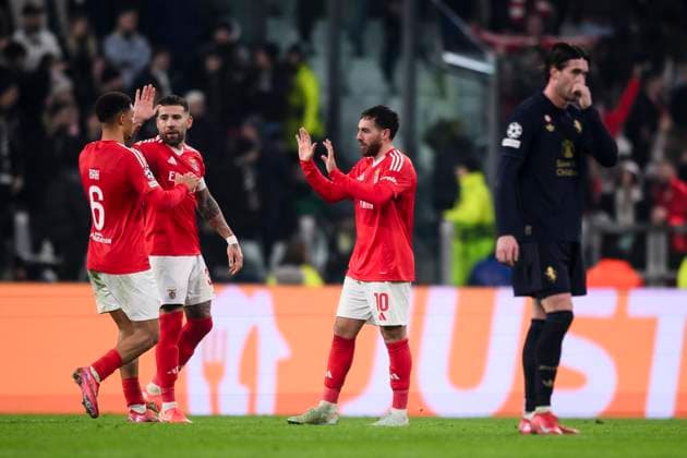 Juventus FC v SL Benfica - UEFA Champion League Orkun Kokcu of SL Benfica celebrates with Nicolas Otamendi and Alexander Bah of SL Benfica after scoring a goal as Dusan Vlahovic of Juventus FC looks dejected during the UEFA Champions League 2024 25 league phase football match between Juventus FC and SL Benfica. Turin Italy Copyright: xNicolòxCampox