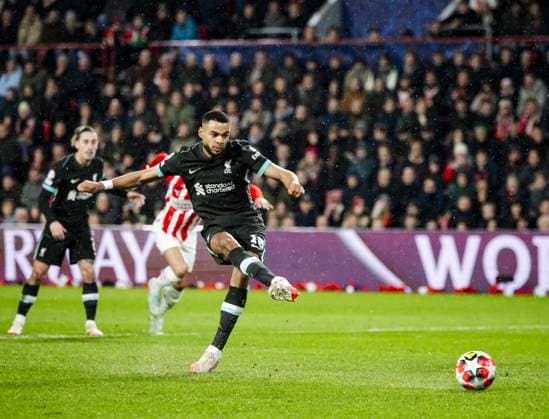 EINDHOVEN - Cody Gakpo of Liverpool FC scores the 0-1 during a penalty during the UEFA Champions League match between PSV Eindhoven and Liverpool FC at Phillips Stadium on Jan. 29, 2025 in Eindhoven, Netherlands. ANP ROBIN VAN LONKHUIJSEN UEFA Champions League 2024 25 League Phase MD8 2024 25 xVIxANPxSportx xxANPxIVx 518662256 originalFilename: 518662256.jpg