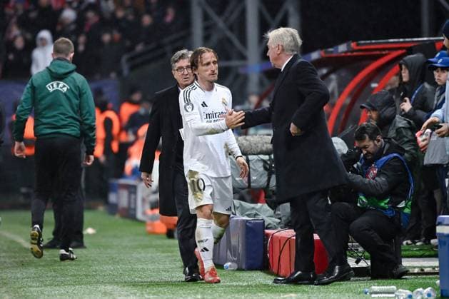 FOOTBALL : Brest vs Real Madrid - Ligue des Champions - 29 01 2025 Luka Modric ( 10 - Real Madrid ) shake hands with Carlo Ancelotti ( Real Madrid coach ) during the UEFA Champions League match between Stade Brestois 29 and Real Madrid CF at Stade de Roudourou on January 29 , 2025 in Guingamp, France. ( Photo by Dante Badano PsnewZ ) - GuingampFrance  Copyright: xDantexBadanox