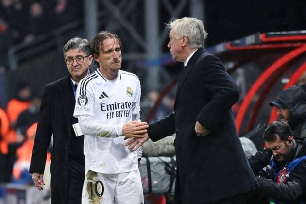 FOOTBALL : Brest vs Real Madrid - Ligue des Champions - 29 01 2025 Luka Modric ( 10 - Real Madrid ) shake hands with Carlo Ancelotti ( Real Madrid coach ) during the UEFA Champions League match between Stade Brestois 29 and Real Madrid CF at Stade de Roudourou on January 29 , 2025 in Guingamp, France. ( Photo by Dante Badano PsnewZ ) - GuingampFrance  Copyright: xDantexBadanox