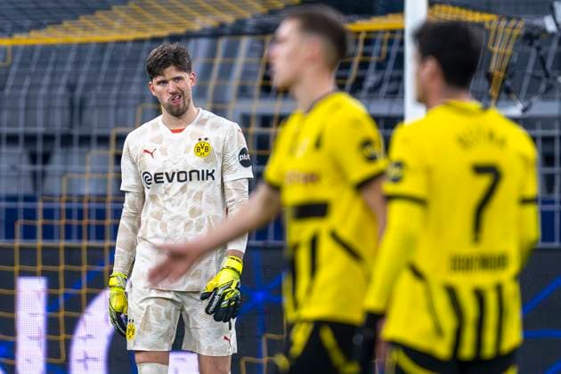 29 01 2025, Borussia Dortmund Shakhtar Donetsk, UEFA Champions League, Matchday 8 Dortmund goalkeeper Gregor Kobel reacts after the final whistle IMPORTANT NOTE In accordance with UEFA regulations, it is prohibited to use or have used photographs taken in the stadium and or of the match in the form of sequential images and or video-like photo series Copyright: xDavidxInderliedx