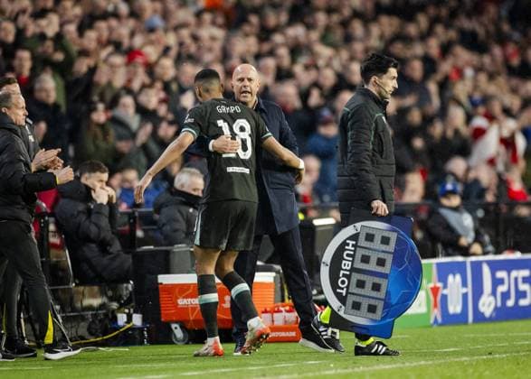EINDHOVEN - Cody Gakpo of Liverpool FC is substituted by Liverpool FC coach Arne Slot during the UEFA Champions League match between PSV Eindhoven and Liverpool FC at Phillips Stadium on Jan. 29, 2025 in Eindhoven, Netherlands. ANP ROBIN VAN LONKHUIJSEN UEFA Champions League 2024 25 League Phase MD8 2024 25 xVIxANPxSportx xxANPxIVx 518662763 originalFilename: 518662763.jpg