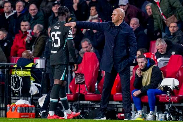 EINDHOVEN, NETHERLANDS - JANUARY 29: Liverpool head coach Arne Slot comforts Amara Nallo of Liverpool during the UEFA Champions League 2024 25 League Phase MD8 match between PSV Eindhoven and Liverpool FC at PSV Stadion on January 29, 2025 in Eindhoven, Netherlands. (Photo by Rene Nijhuis) SOC  Copyright: xRenexNijhuis