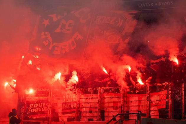 Bengalos, pyrotechnics, Rauch steigt auf im PSG Fanblock. xettx, Deutschland, Stuttgart, 29.01.2025, Fussball, UEFA Champions League: VfB Stuttgart vs Paris Saint-Germain, Saison 2024 2025, Match Day 8, MHP Arena Foto: A2 Bildagentur Peter Hartenfelser