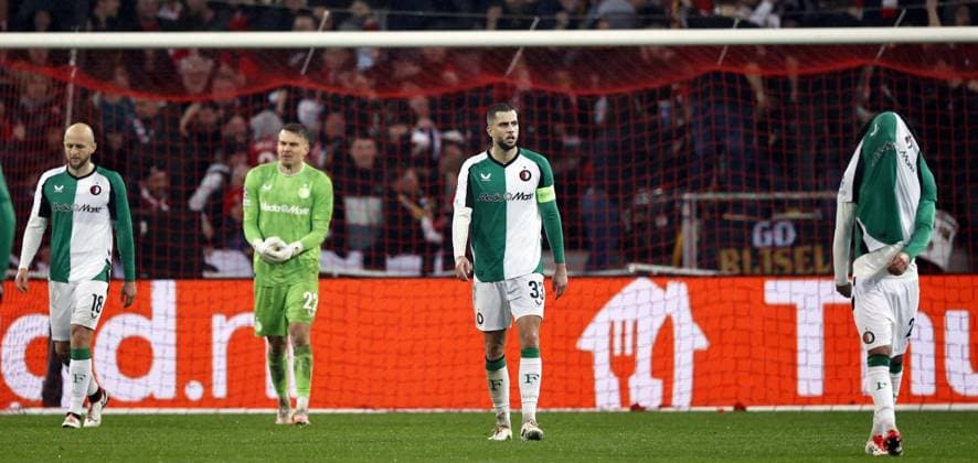 LILLE - (l-r) Gernot Trauner of Feyenoord, Feyenoord goalkeeper Timon Wellenreuther, David Hancko of Feyenoord, Antoni Milambo of Feyenoord disappoint during the UEFA Champions League match between Lille OSC and Feyenoord at Stade Pierre Mauroy on Jan. 29, 2025 in Lille, France. ANP MAURICE VAN STEEN UEFA Champions League 2024 25 League Phase MD8 2024 25 xVIxANPxSportx xxANPxIVx 518665582 originalFilename: 518665582.jpg