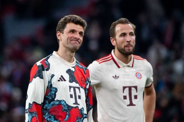 Thomas Mueller FC Bayern Muenchen, 25 thanks the fans after the match, behind him Harry Kane FC Bayern Muenchen, 09 , GER, FC Bayern Muenchen vs SK Slovan Bratislava, Football, UEFA Champions League, Matchday 8, Season 2024 2025, 29 01 2025 GER, FC Bayern Muenchen vs SK Slovan Bratislava, Football, UEFA Champions League, Matchday 8, Season 2024 2025, 29 01 2025 Muenchen Copyright: xEibner-Pressefoto Memmlerx EP_MMR