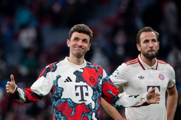 Thomas Mueller FC Bayern Muenchen, 25 thanks the fans after the match and gestures, behind him Harry Kane FC Bayern Muenchen, 09 , GER, FC Bayern Muenchen vs SK Slovan Bratislava, Football, UEFA Champions League, Matchday 8, Season 2024 2025, 29 01 2025 GER, FC Bayern Muenchen vs SK Slovan Bratislava, Football, UEFA Champions League, Matchday 8, Season 2024 2025, 29 01 2025 Muenchen Copyright: xEibner-Pressefoto Memmlerx EP_MMR