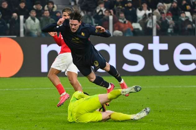 29th January 2025, Allianz Stadium, Turin, Italy; UEFA Champions League Football; Juventus versus Benfica; Dusan Vlahovic of Juventus FC in action collides with the goalie  ActionPlus12745212 BestxImages