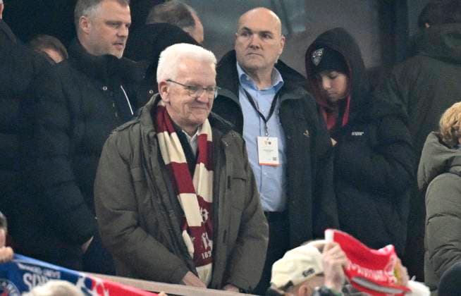 on the tribune Winfried Kretschmann Die Gruenen Ministerpraesident Baden Wuerttemberg Vorstand Sport Fabian Wohlgemuth VfB Stuttgart Champions League VfB Stuttgart vs Paris St Germain PSG 29 01 2025 DFL REGULATIONS PROHIBIT ANY USE OF PHOTOGRAPHS AS IMAGE SEQUENCES AND OR QUASI VIDEO Champions League VfB Stuttgart vs Paris St Germain PSG