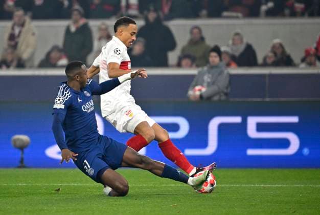 duel, action Jamie Leweling VfB Stuttgart 18 vs Willian Pacho FC Paris Saint Germain PSG 51 Champions League VfB Stuttgart vs Paris St Germain PSG 29 01 2025 DFL REGULATIONS PROHIBIT ANY USE OF PHOTOGRAPHS AS IMAGE SEQUENCES AND OR QUASI VIDEO Champions League VfB Stuttgart vs Paris St Germain PSG