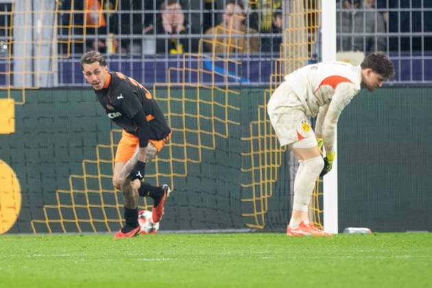 MARLON GOMES Donetsk scores the goal for 2 1 against goalkeeper Gregor KOBEL DO , Football Champions League, Matchday 8, Borussia Dortmund DO Shakhtar Donetsk Donetsk , 3 1 on 29 01 2025 in Dortmund Germany UEFA regulations prohibit any use of photographs as image sequences and or quasi video Â