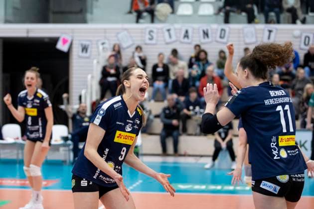 1 Volleyball Bundesliga Women Schwarz Weiss Erfurt vs VfB Suhl LOTTO Thüringen Erfurt 29 01 2025 Anna Artyshuk 9 VfB Suhl LOTTO Thüringen left and Laura Berger 11 VfB Suhl LOTTO Thüringen right 1 Volleyball Bundesliga Women Schwarz Weiss Erfurt vs VfB Suhl LOTTO Thüringen Riethsporthalle Erfurt 29 01 2025 Copyright: xBEAUTIFULxSPORTS Duehringx