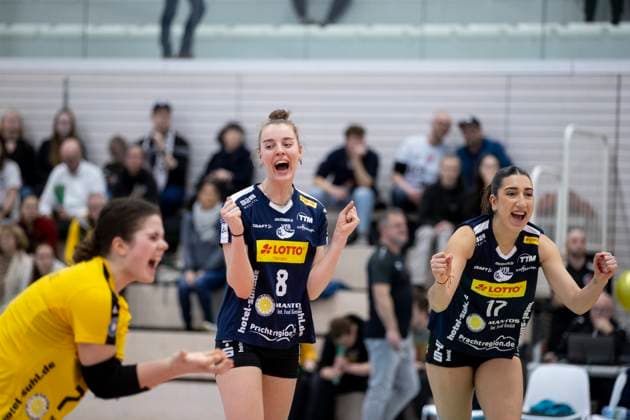 1 Volleyball Bundesliga Women Schwarz Weiss Erfurt vs VfB Suhl LOTTO Thüringen Erfurt 29 01 2025 from left, Emma Sambale 7 VfB Suhl LOTTO Thüringen , Jette Kuipers 8 VfB Suhl LOTTO Thüringen and Julia De Paula Viana 17 VfB Suhl LOTTO Thüringen 1 Volleyball Bundesliga Women Schwarz Weiss Erfurt vs VfB Suhl LOTTO Thüringen Riethsporthalle Erfurt 29 01 2025 Copyright: xBEAUTIFULxSPORTS Duehringx