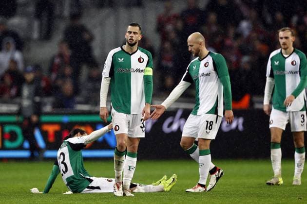 LILLE - (l-r) Anis Hadj Moussa of Feyenoord, David Hancko of Feyenoord, Gernot Trauner of Feyenoord, Thomas Beelen of Feyenoord disappointment after the UEFA Champions League match between Lille OSC and Feyenoord at Stade Pierre Mauroy on Jan. 29, 2025 in Lille, France. ANP MAURICE VAN STEEN UEFA Champions League 2024 25 League Phase MD8 2024 25 xVIxANPxSportx xxANPxIVx 518667330 originalFilename: 518667330.jpg
