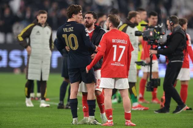 Turin, Italy, 29th January 2025. Orkun Kokcu of SL Benfica, Kenan Yildiz of Juventus and Kerem Akturkoglu of SL Benfica discuss following the final whistle of the UEFA Champions League match at Allianz Stadium, Turin. Picture credit should read: Jonathan Moscrop Sportimage EDITORIAL USE ONLY. No use with unauthorised audio, video, data, fixture lists, club league logos or live services. Online in-match use limited to 120 images, no video emulation. No use in betting, games or single club league player publications. SPI_052_JM_JUVE_BENFICA_UCL SPI-3635-0052