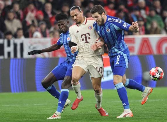 10 Leroy Sane FCB vs 6 Kevin Wimmer, 28 Cesar Blackman Slovan Bratislava action, duel, football FC Bayern München SK Slovan Bratislava UEFA Champions League 29 01 2025 Allianz Arena PHOTO Mladen Lackovic LakoPress