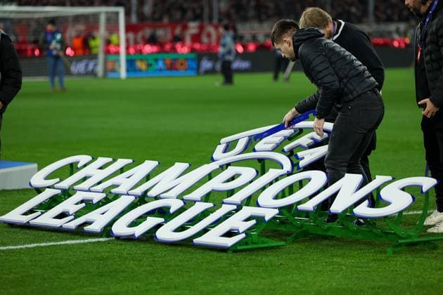 Stuttgart 29 January 2025 Uefa Champions League phase 2024 25 Matchday 8, VFB Stuttgart Paris Saint Germain v l , Employees position the UEFA lettering and club logos according to dimensions in Copyright: JoaquimxFerreira