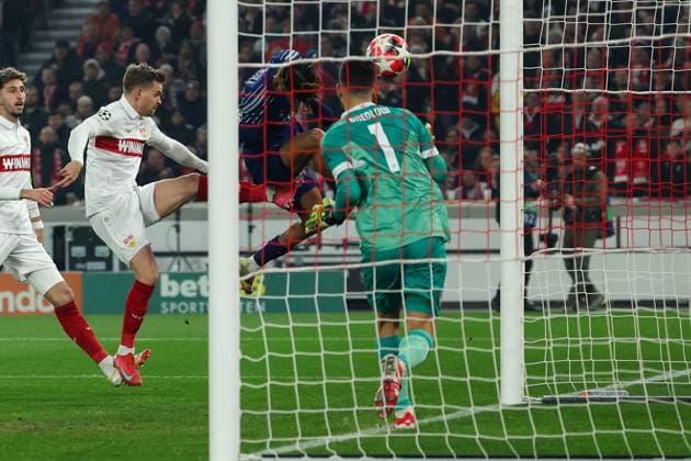 Stuttgart 29 January 2025 Uefa Champions League phase 2024 25 Matchday 8, VFB Stuttgart Paris Saint Germain v l , Bradley Barcola Paris Saint Germain headed the goal to 0 1, goalkeeper Fabian Breddlow VFB Stuttgart Copyright: JoaquimxFerreira