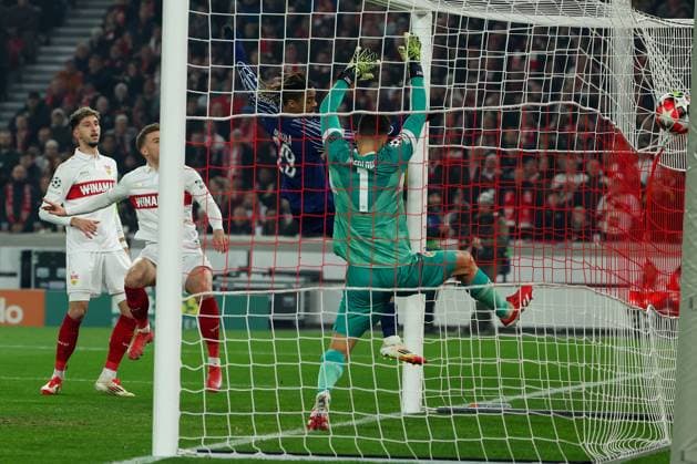 Stuttgart 29 January 2025 Uefa Champions League phase 2024 25 Matchday 8, VFB Stuttgart Paris Saint Germain v l , Bradley Barcola Paris Saint Germain headed the goal to 0 1, goalkeeper Fabian Breddlow VFB Stuttgart Copyright: JoaquimxFerreira