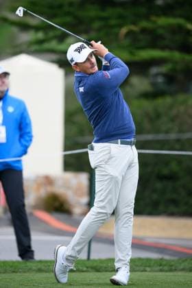 PEBBLE BEACH, CA - JANUARY 29: Christiaan Bezuidenhout watches his ball on 17 during a practice round at the AT&T Pebble Beach Pro-Am tournament on January 29, 2025, at the Pebble Beach Golf Links in Pebble Beach, CA. (Photo by Trinity Machan Icon Sportswire) GOLF: JAN 29 PGA, Golf Herren AT&T Pebble Beach Pro-Am EDITORIAL USE ONLY Icon2501291238