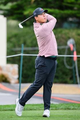 PEBBLE BEACH, CA - JANUARY 29: Si Woo Kim watches his ball on the 17th tee box during a practice round at the AT&T Pebble Beach Pro-Am tournament on January 29, 2025, at the Pebble Beach Golf Links in Pebble Beach, CA. (Photo by Trinity Machan Icon Sportswire) GOLF: JAN 29 PGA, Golf Herren AT&T Pebble Beach Pro-Am EDITORIAL USE ONLY Icon2501291243