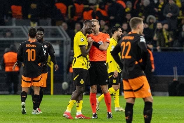UEFA Champions League Borussia Dortmund FC Shakhtar Donetsk 29 01 2025 Glenn Nyberg Referee , Serhou Guirassy Borussia Dortmund, 9 after the match UEFA Champions League Borussia Dortmund FC Shakhtar Donetsk Signal Iduna Park, Dortmund 29 01 2025 Copyright: xBEAUTIFULxSPORTS Buriakovx