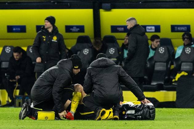 UEFA Champions League Borussia Dortmund FC Shakhtar Donetsk 29 01 2025 Ramy Bensebaini Borussia Dortmund, 5 lies on the turf after the foul UEFA Champions League Borussia Dortmund FC Shakhtar Donetsk Signal Iduna Park, Dortmund 29 01 2025 Copyright: xBEAUTIFULxSPORTS Buriakovx