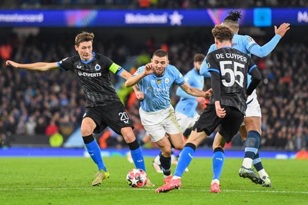Manchester City v Club Brugge UEFA Champions League Hans Vanaken of Club Brugge and Mateo Kovacic of Manchester City battles for the ball during the UEFA Champions League match at the Etihad Stadium, Manchester UK Newspapers OUT Copyright: xKarlxVallantinex FIL-21347-0072