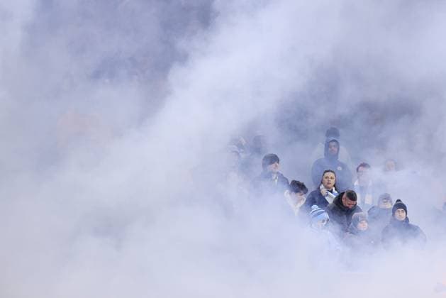 Fußball UEFA-Champions-League-Phase Manchester City gegen Club Brugge 29. Januar 2025 UEFA-Champions-League-Phase Manchester City gegen Club Brugge Die Fans von Manchester City werden vor dem Spiel von Rauch eingehüllt Foto Simon Stacpoole Offside Manchester UK  Copyright: xSimonxStacpoolexOffside
