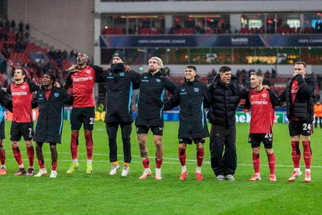 UEFA Champions League, Bayer Leverkusen Sparta Prague, 29 01 2025 Aleix Garcia Bayer 04 Leverkusen, 24 , Alejandro Grimaldo Bayer 04 Leverkusen, 20 , Piero Hincapie Bayer 04 Leverkusen, 3 , Exequiel Palacios Bayer 04 Leverkusen, 25 , Robert Andrich Bayer 04 Leverkusen, 8 , Niklas Lomb Bayer 04 Leverkusen, 36 , Nordi Mukiele Bayer 04 Leverkusen, 23 , Jeremie Frimpong Bayer 04 Leverkusen, 30 and Jonas Hofmann Bayer 04 Leverkusen, 7 celebrate the victory with the fans after the final whistle UEFA Champions League, Bayer Leverkusen Sparta Prague, Matchday 8, on 29 01 2025, BayArena, Leverkusen UEFA regulations prohibit any use of photographs as image sequences and or quasi video Copyright: xBEAUTIFULxSPORTS Meuselx