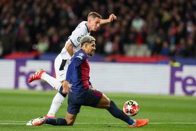 UEFA Champions League 2024 2025 - FC Barcelona, Barca vs Atalanta Bergamo in Barcelona, Spain - 29 Jan 2025 Mario Pasalic of Atalanta Bergamo (L) and Ronald Araujo of FC Barcelona (R) seen in action during the UEFA Champions League match between FC Barcelona and Atalanta Bergamo at Estadio Olimpico. FInal Score; FC Barcelona 2:2 Atalanta Bergamo. Barcelona Spain Copyright: xGrzegorzxWajdax xSOPAxImagesx BARATA29012025_50