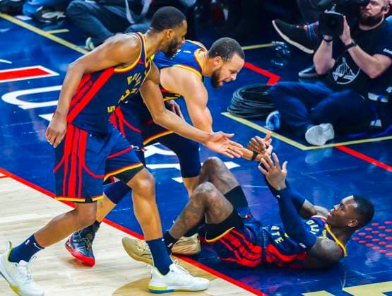 Bilder des Jahres 2025, Sport 01 Januar Sport Themen der Woche KW05 (250130) -- SAN FRANCISCO, Jan. 30, 2025 -- Dennis Schroder (R) of Golden State Warriors gets help from his teammates during the NBA, Basketball Herren, USA basketball game between Golden State Warriors and Oklahoma City Thunder in San Francisco, the United States, Jan. 29, 2025 (Photo by Xinhua) (SP)U.S.-SAN FRANCISCO-BASKETBALL-NBA-WARRIORS VS THUNDER ArthurxDong 
