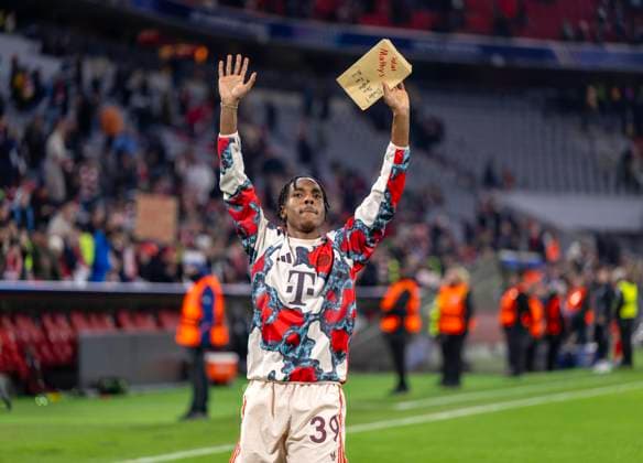 29 01 2025, Football UEFA Champions League 2024 2025 Matchday 8, FC Bayern Munich Slovan Bratislava, at the Allianz Arena Munich After the end of the match, Mathys Tel Bayern Munich comes to the fans again to say goodbye due to an upcoming change of club In his hand he has a farewell gift, an envelope from a fan Nico Salut Mathys