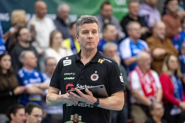 Alexander Waibl (Trainer Dresdner SC) - Konzentration, kritischer Blick GER, Allianz MTV Stuttgart - Dresdner SC, Volleyball Bundesliga, VBL, Spielzeit 2024 2025, 30.01.2025 GER, Allianz MTV Stuttgart - Dresdner SC, Volleyball Bundesliga, VBL, Spielzeit 2024 2025, 30.01.2025 Stuttgart Copyright: xSandyxDinkelackerx EP_SDR